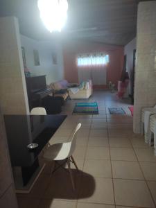 sala de estar con mesa y silla en Chácara Bethel tranquilidade, en Pilar do Sul
