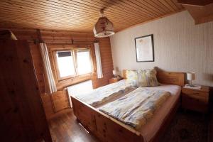 Łóżko lub łóżka w pokoju w obiekcie Urlaub im Blockhaus