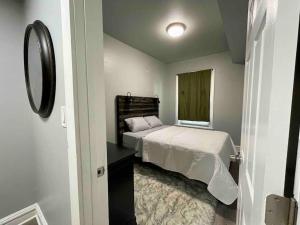 Кровать или кровати в номере Cozy Luxury Apt~ near UChicago/HydePark/Lakeshore