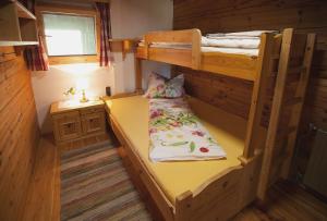sypialnia z 2 łóżkami piętrowymi i biurkiem w obiekcie Urlaub im Blockhaus w mieście Diex