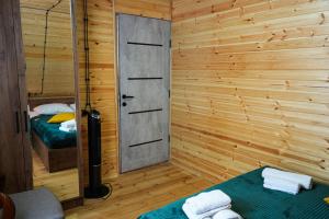 una habitación con una puerta y dos camas en ella en Cottage in Gudauri Hillsideinn en Kʼumlistsʼikhe