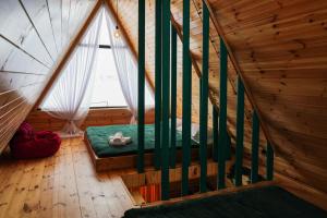 Kʼumlistsʼikhe的住宿－Cottage in Gudauri Hillsideinn，树屋中带床的房间