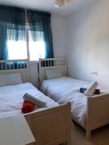 - 2 lits jumeaux dans une chambre avec 2 fenêtres dans l'établissement Naranjos Condado, à Alhama de Murcia