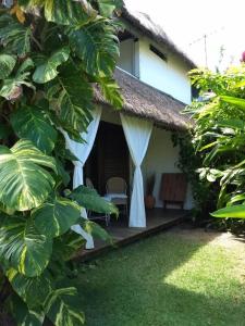 una casa con un porche con una cortina blanca en Pousada Residencia Duna Paraiso, en Maceió