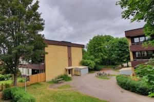 un edificio con biciclette parcheggiate di fronte di Lovely apartment in the center of Ryd a Linköping
