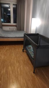 een kamer met een bed en een stoel. bij Mieszkanie Sosnowiec in Sosnowiec