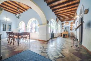 un ampio soggiorno con tavolo e sedie di Casa Camboni-Dimora Storica Bed & Breakfast a San Vito