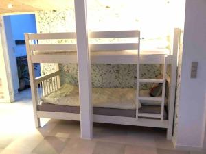 ein paar Etagenbetten in einem Zimmer in der Unterkunft Airy, cosy guesthouse in Mariager