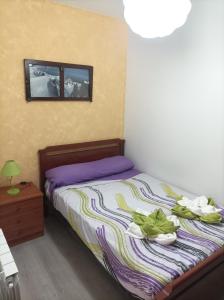Un dormitorio con una cama con dos flores. en El Loft de Cris, en Béjar