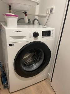 uma máquina de lavar e secar roupa num quarto em Appartement - Au cœur du Lac Blanc em Orbey