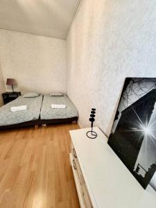 A bed or beds in a room at Familjevänligt Stort Hus (Gratis Parkering)