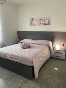 - une chambre avec un grand lit et une couverture rose dans l'établissement Casa Vacanze Podere San Giusto Volterra, à Volterra