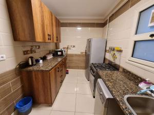 Freshly Modern Renewed 3BR Full AirCod Dar masr Qornfel 주방 또는 간이 주방