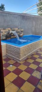 una piscina con fontana in un patio di Alojamiento Elohim a Santa Lucía