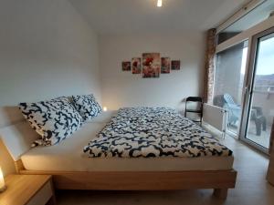 En eller flere senge i et værelse på Ferienwohnung Penthouse Wolke 16 mit Schwimmbad und Saunanutzung + 15 billeder