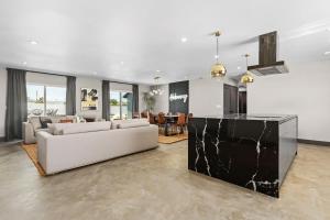 TV a/nebo společenská místnost v ubytování Stargazing Luxury Retreat