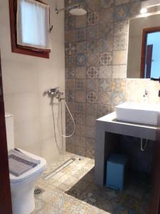 bagno con servizi igienici e lavandino di ARTEMIS STUDIO - NAS ad Armenistís