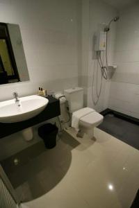 Ванная комната в Leelawadee Modern Resort Huaykwang - ลีลาวดี ห้วยขวาง
