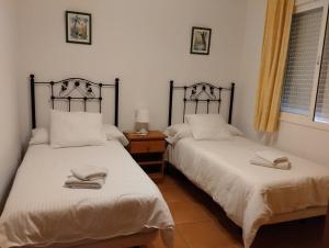 1 dormitorio con 2 camas con zapatos en Apartamento Paraiso Sol, en Torrox Costa
