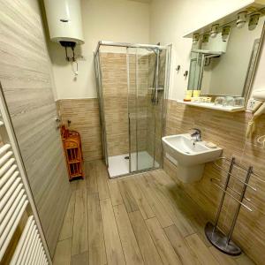 uma casa de banho com um chuveiro e um lavatório. em SG Rooms - Casa Laura em Peschiera del Garda