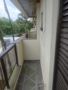 Cette chambre dispose d'un balcon avec vue. dans l'établissement Condomínio Village Tabatinga 12, à Ubatuba