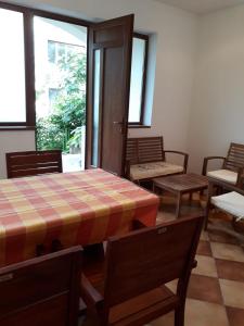 Pokój ze stołem, krzesłami i oknami w obiekcie Villa am Schwarzen Meer w mieście Eforie Nord