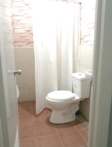 Vannituba majutusasutuses Gorgeous 2BR Condo unit with free WiFi