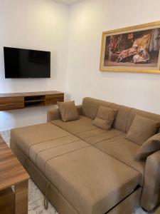 a living room with a couch and a flat screen tv at Appartement coeur de ville Tunis in Tunis