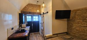 um quarto com uma cozinha com um lavatório e uma janela em The Little Mews em Blockley