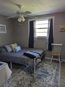 威尼斯Lucy's Studio的一间卧室配有一张床和吊扇 更多37张照片
