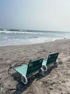 2 sillas de playa verdes sentadas en la playa en Olas de Sol en La Libertad
