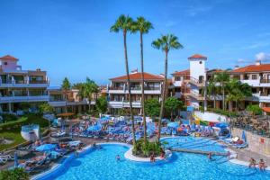 サンミゲル・デ・アボナにあるPenthouse in Golf del Sur 2のヤシの木が茂るリゾートです。