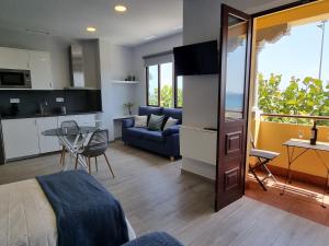een kamer met een bed en een keuken met een tafel bij Jobeal Ocean in Santa Cruz de la Palma