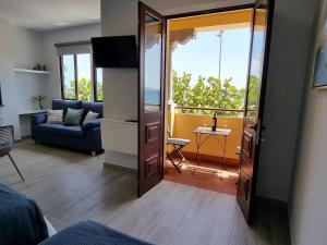 sala de estar con puerta que da a una habitación con sofá en Jobeal Ocean, en Santa Cruz de la Palma