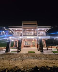 een gebouw met lichten er 's nachts voor bij MOUNT BUNGALOWS-3 bhk Mount Villa #2 private pool! in Lonavala