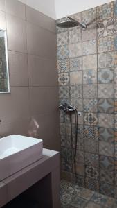 W łazience znajduje się prysznic i umywalka. w obiekcie ARTEMIS STUDIO - NAS w mieście Armenistis