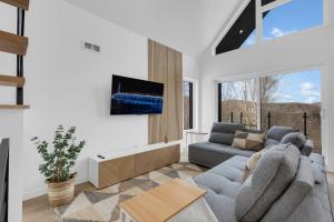 TV a/nebo společenská místnost v ubytování Le Chamonix/Mountain view/Golf course/Activities! + 83 fotografií
