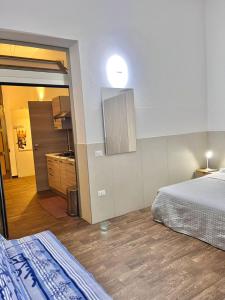 um quarto com uma cama e uma cozinha num quarto em B&b al centro storico giovanna em Marsala