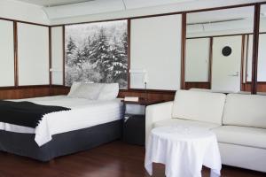 a bedroom with a bed and a couch at Hotel Royal Ruka in Ruka