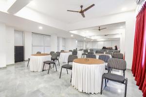una sala conferenze con tavoli, sedie e un podio di Kantara Hotel By BIL a Lonavala