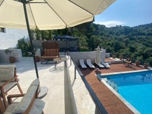 Damari Luxury Retreat Villas Skiathos内部或周边的泳池