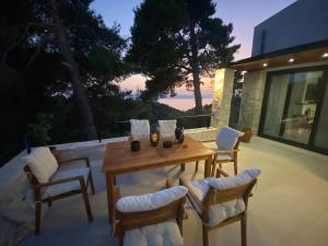 Damari Luxury Retreat Villas Skiathos的阳台或露台