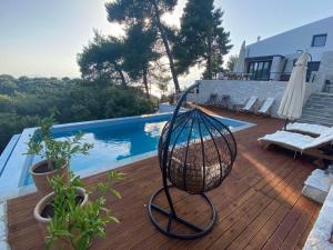 Damari Luxury Retreat Villas Skiathos内部或周边的泳池