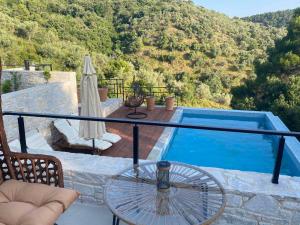 Damari Luxury Retreat Villas Skiathos内部或周边的泳池