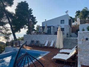 Damari Luxury Retreat Villas Skiathos内部或周边的泳池