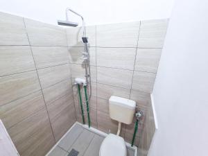 a bathroom with a toilet and a shower at Zlatni Pir Rooms and Apartments in Sarajevo