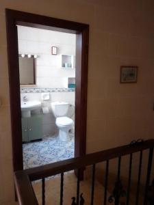 艾因西萊姆的住宿－Bed and Breakfast Dar Tal-Lumija，一间带卫生间和水槽的浴室