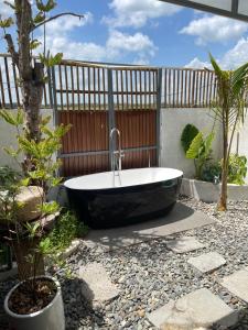 bañera con lavabo en el jardín en Lúa Homestay, en Soc Trang