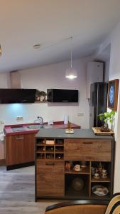 eine Küche mit einer Spüle und einer Arbeitsplatte in der Unterkunft Casa María Martillo in Canillas de Aceituno