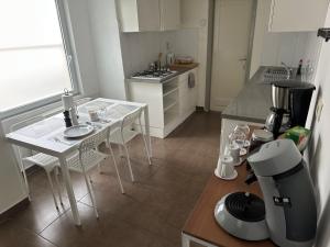 Virtuvė arba virtuvėlė apgyvendinimo įstaigoje Cosy Antwerp Apartment (4p)
